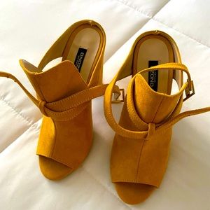 Capa de ozono peep toe velvet heels size 6